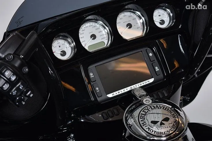 Harley-Davidson FLHXS Image 6